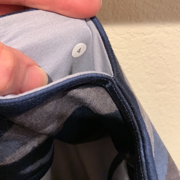 Lululemon size 4 crop leggings, EUC - Picture 5 of 5